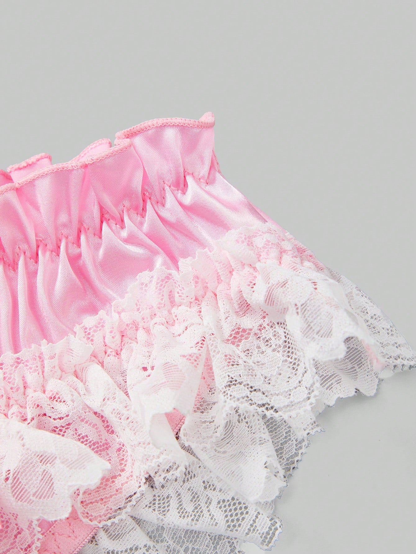 Men’s Casual Shorts With Contrast Lace Trim And Bow Detail