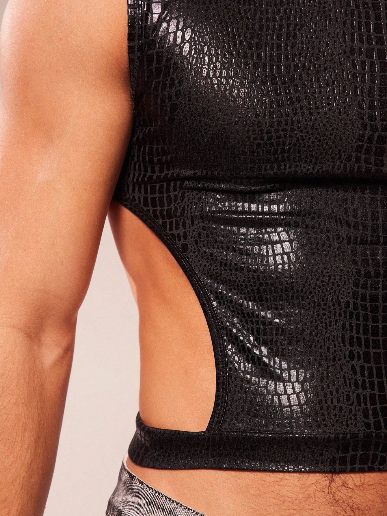 Men's Crew Neck Crocodile Embossed Cutout Sleeveless Top