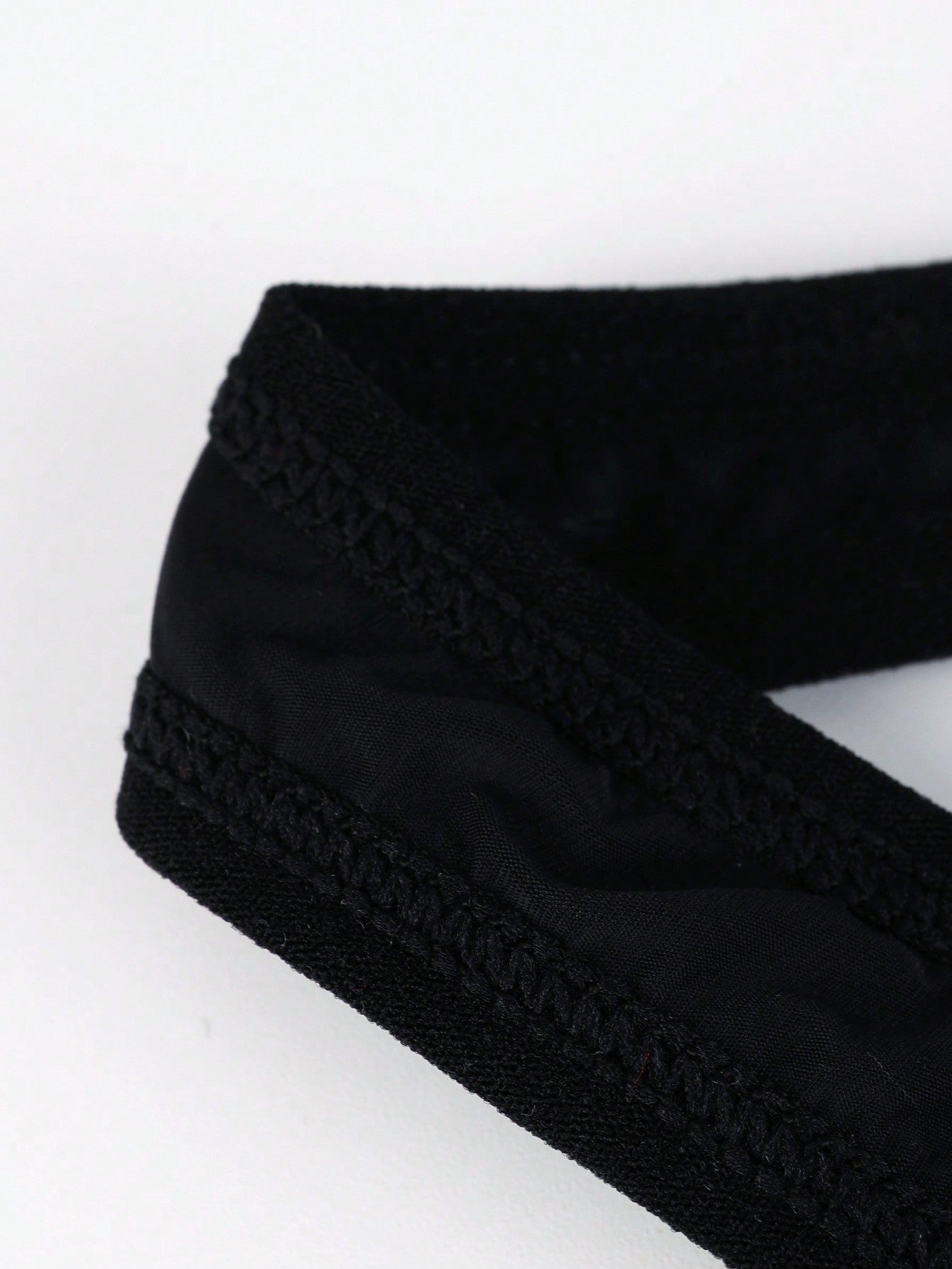 Men’s Casual Shorts With Circular Charm Accent Detail